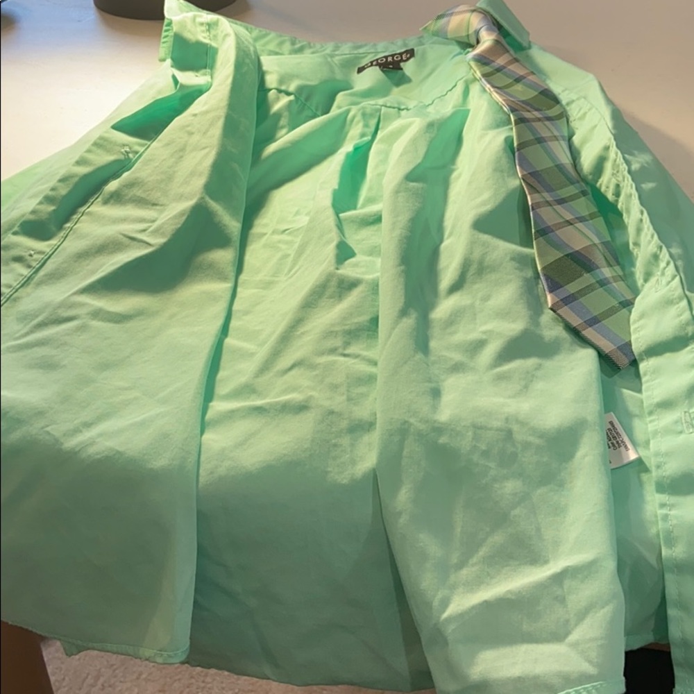 Dress shirt with clipable tie